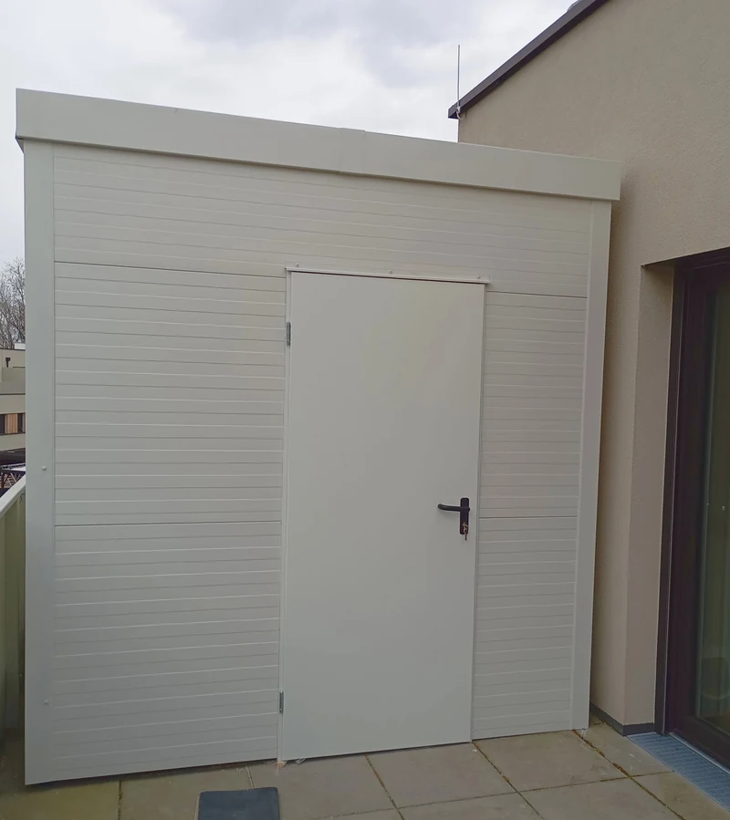 Domek gospodarczy z płyty warstwowej na tarasie – realizacja w Austrii